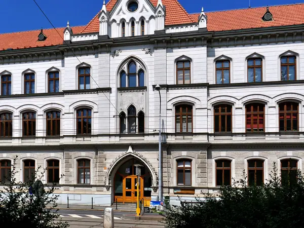 Fotografie školy "Střední zdravotnická škola a Vyšší odborná škola zdravotnická Emanuela Pöttinga a Jazyková škola s právem státní jazykové zkoušky Olomouc"
