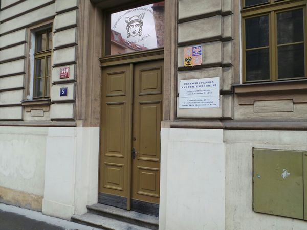 Fotografie školy "Českoslovanská akademie obchodní, střední odborná škola Praha 2, Resslova"
