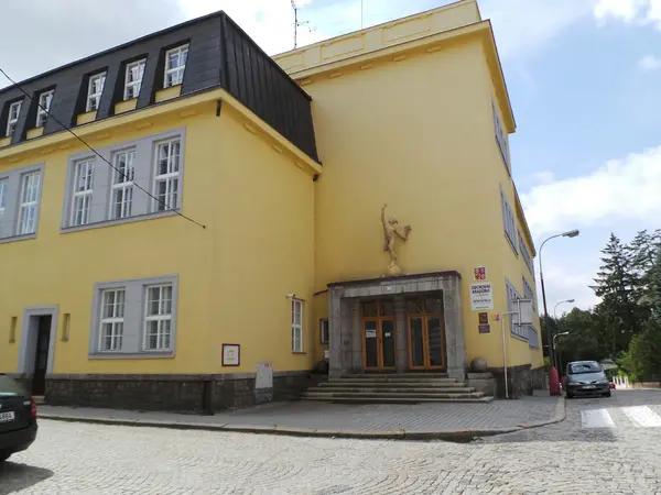 Fotografie školy "Obchodní akademie T. G. Masaryka a Jazyková škola s právem státní jazykové zkoušky, Jindřichův Hradec, Husova 156"