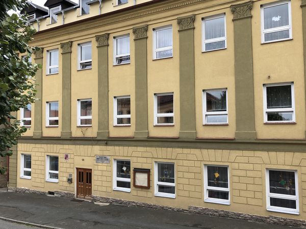 Fotografie školy "Výchovný ústav, dětský domov se školou, základní škola, střední škola a školní jídelna, Hostouň, Chodské náměstí 131"