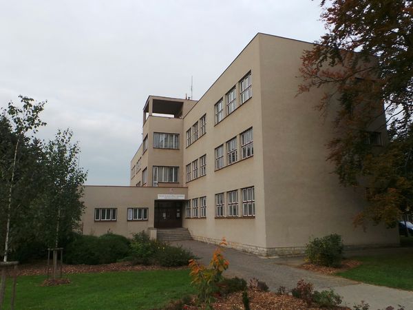Fotografie školy "Obchodní akademie a Střední odborná škola cestovního ruchu Choceň"