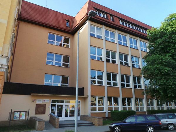 Fotografie školy "Střední průmyslová škola stavební a Obchodní akademie, Kadaň"