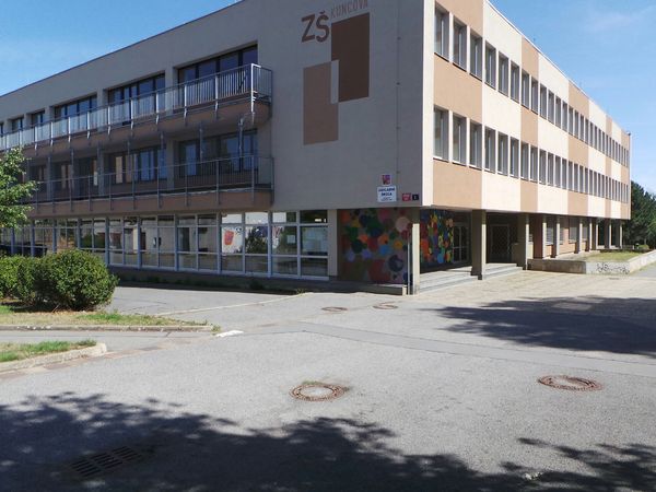 Fotografie školy "Gymnázium mezinárodních a veřejných vztahů Praha"