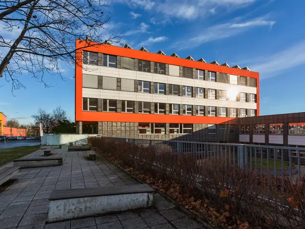 Fotografie školy "Střední škola Podnikatelská akademie a základní škola"