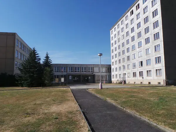 Fotografie školy "Střední odborná škola energetická a stavební, Obchodní akademie a Střední zdravotnická škola, Chomutov"