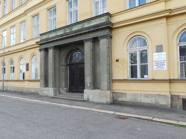 Fotografie školy "Střední uměleckoprůmyslová škola a Vyšší odborná škola, Jablonec nad Nisou, Horní náměstí 1"