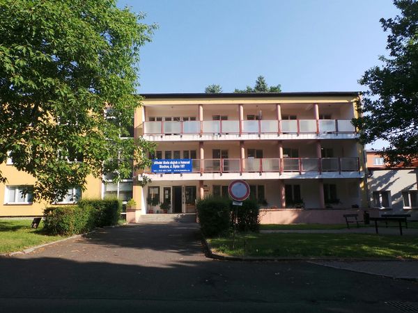 Fotografie školy "Střední škola služeb a řemesel Stochov"