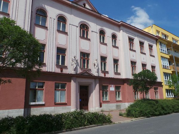 Fotografie školy "Obchodní akademie a Jazyková škola s právem státní jazykové zkoušky Pardubice"