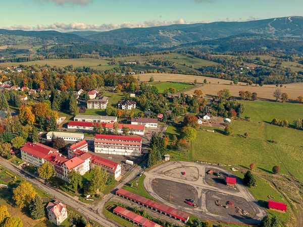 Fotografie školy "Integrovaná střední škola, Vysoké nad Jizerou, Dr. Farského 300"