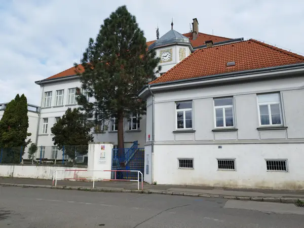 Fotografie školy "ART ECON - Gymnázium a Střední odborná škola Praha"