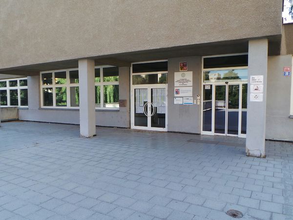 Fotografie školy "Vyšší odborná škola ekonomická, sociální a zdravotnická, Obchodní akademie, Střední pedagogická škola a Střední zdravotnická škola, Most"