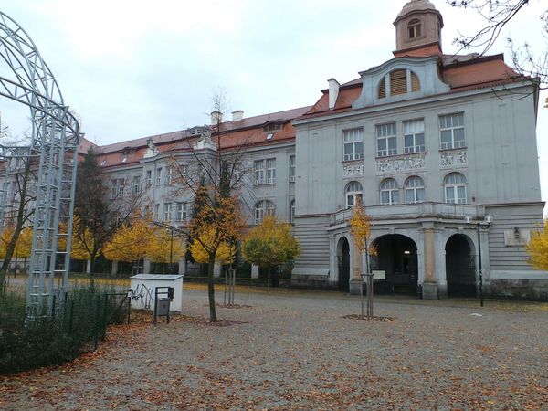 Fotografie školy "Gymnázium Plzeň, Mikulášské náměstí"