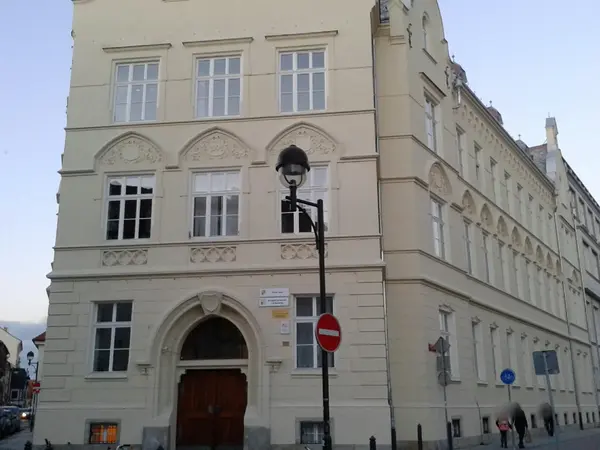 Fotografie školy "Biskupské gymnázium J. N. Neumanna a Církevní základní škola"