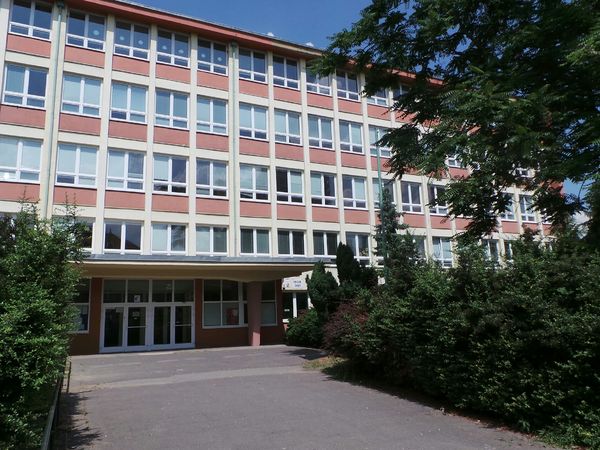 Fotografie školy "Pražské humanitní gymnázium"