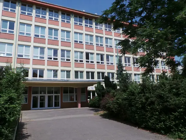 Fotografie školy "Pražské humanitní gymnázium"