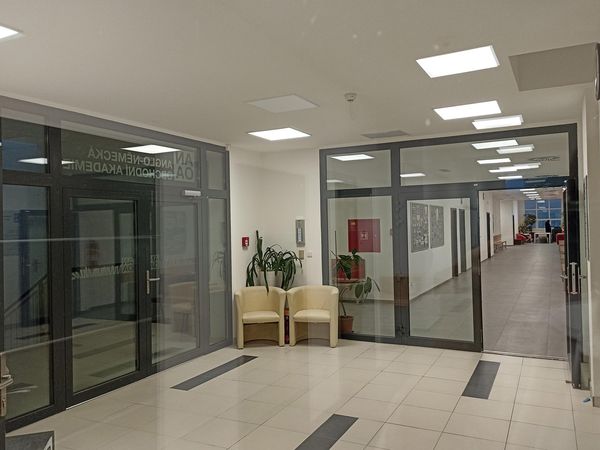 Fotografie školy "Anglo - německá obchodní akademie"