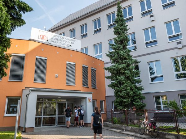 Fotografie školy "Obchodní akademie a Střední odborná škola logistická, Opava"