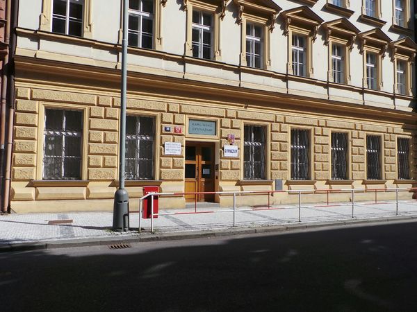 Fotografie školy "Karlínské gymnázium, Praha"
