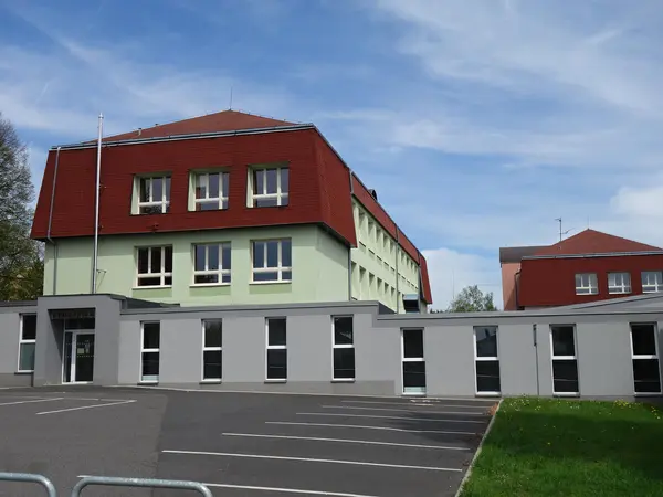 Fotografie školy "Gymnázium Ostrov"