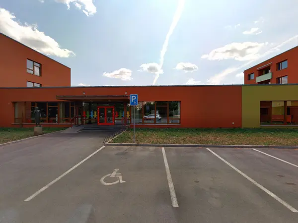 Fotografie školy "Vyšší odborná škola, Střední škola, Základní škola a Mateřská škola, Hradec Králové, Štefánikova 549"