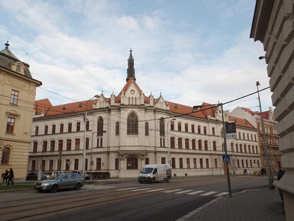 Fotografie školy "Střední zdravotnická škola a Vyšší odborná škola zdravotnická Emanuela Pöttinga a Jazyková škola s právem státní jazykové zkoušky Olomouc"