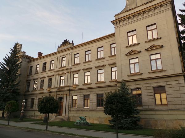 Fotografie školy "Střední uměleckoprůmyslová škola sochařská a kamenická, Hořice"
