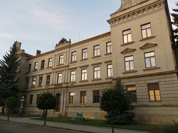 Fotografie školy "Střední uměleckoprůmyslová škola sochařská a kamenická, Hořice"