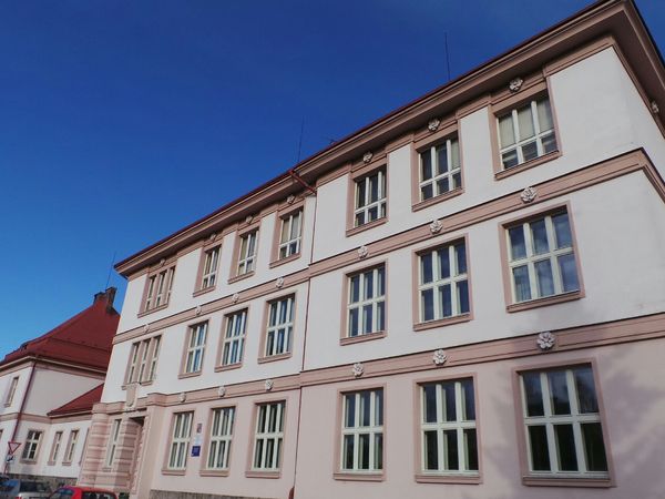 Fotografie školy "Vyšší odborná škola zdravotnická, Střední zdravotnická škola a Obchodní akademie, Trutnov"