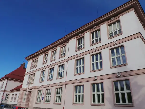 Fotografie školy "Vyšší odborná škola zdravotnická, Střední zdravotnická škola a Obchodní akademie, Trutnov"