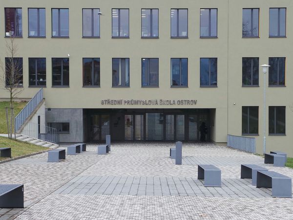 Fotografie školy "Střední průmyslová škola Ostrov"