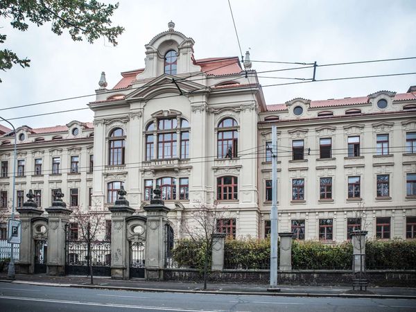 Fotografie školy "Obchodní akademie, Střední odborná škola a Jazyková škola s právem státní jazykové zkoušky, Hradec Králové"