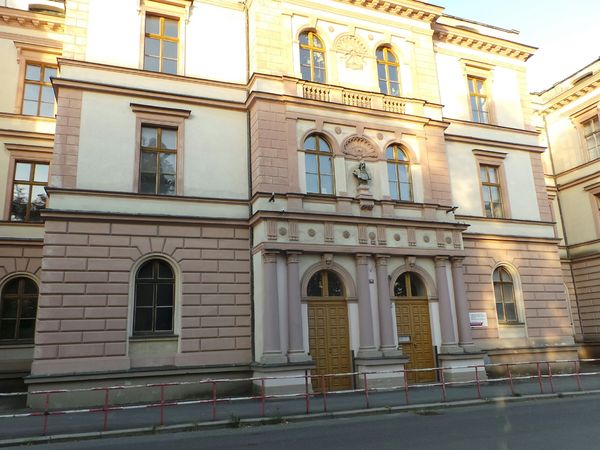Fotografie školy "Integrovaná střední škola hotelového provozu, obchodu a služeb, Příbram, Gen. R. Tesaříka 114"