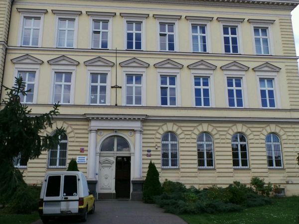 Fotografie školy "Obchodní akademie Holešovice"