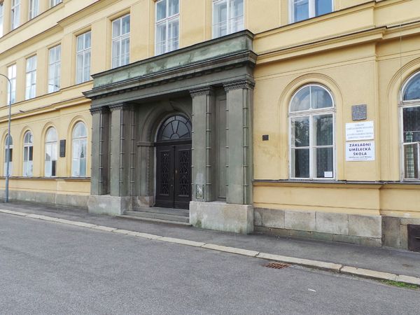 Fotografie školy "Střední uměleckoprůmyslová škola a Vyšší odborná škola, Jablonec nad Nisou, Horní náměstí 1"