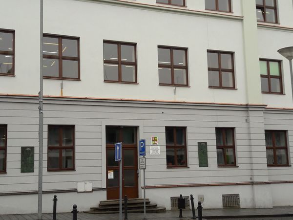 Fotografie školy "Vyšší odborná škola, Obchodní akademie, Střední zdravotnická škola a Jazyková škola s právem státní jazykové zkoušky, Klatovy, Plánická 196"