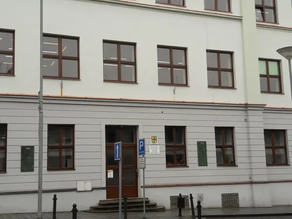Fotografie školy "Vyšší odborná škola, Obchodní akademie, Střední zdravotnická škola a Jazyková škola s právem státní jazykové zkoušky, Klatovy, Plánická 196"