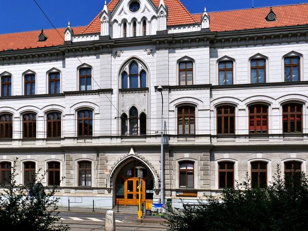 Fotografie školy "Střední zdravotnická škola a Vyšší odborná škola zdravotnická Emanuela Pöttinga a Jazyková škola s právem státní jazykové zkoušky Olomouc"