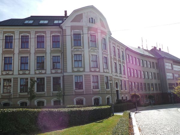 Fotografie školy "Střední uměleckoprůmyslová škola a Vyšší odborná škola, Turnov, Skálova 373"