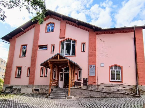 Fotografie školy "Střední zdravotnická škola a vyšší odborná škola Cheb"