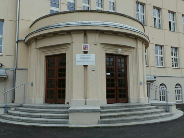 Fotografie školy "Obchodní akademie, vyšší odborná škola cestovního ruchu a jazyková škola s právem státní jazykové zkoušky Karlovy Vary"