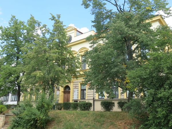 Fotografie školy "Gymnázium bratří Čapků a První české soukromé střední odborné učiliště"